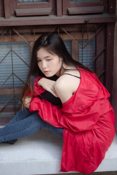 Asiatisch Thai Teen Rot Mantel Auf Straße Mode — Stockfoto