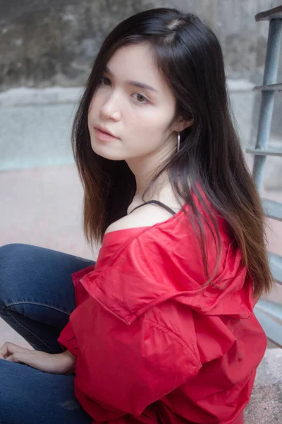 Asiático Tailandés Adolescente Rojo Abrigo Calle Moda — Foto de Stock