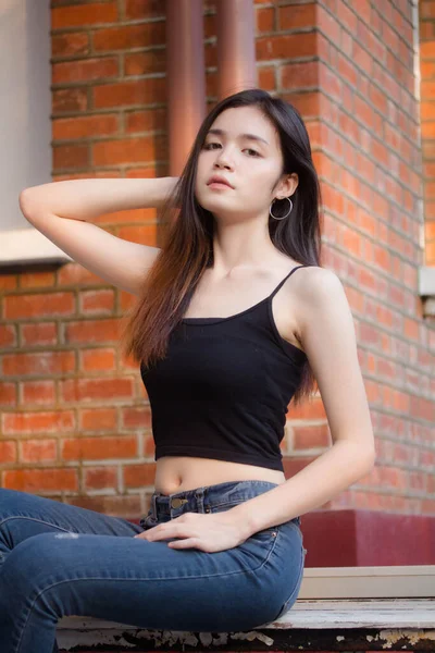 Portrait Thai China Dewasa Gadis Cantik Baju Hitam Jeans Biru — Stok Foto