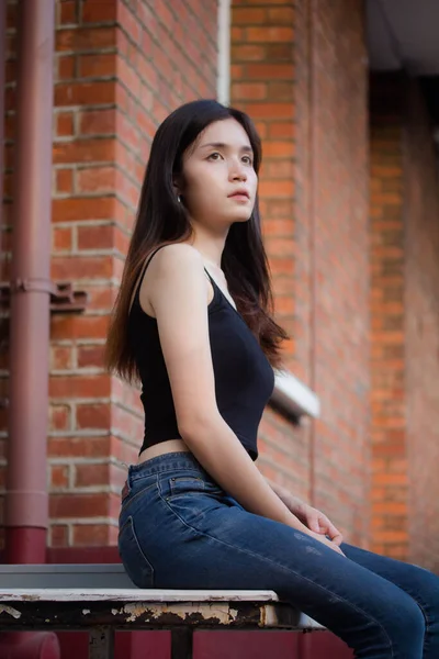 Portrait Thai China Dewasa Gadis Cantik Baju Hitam Jeans Biru — Stok Foto