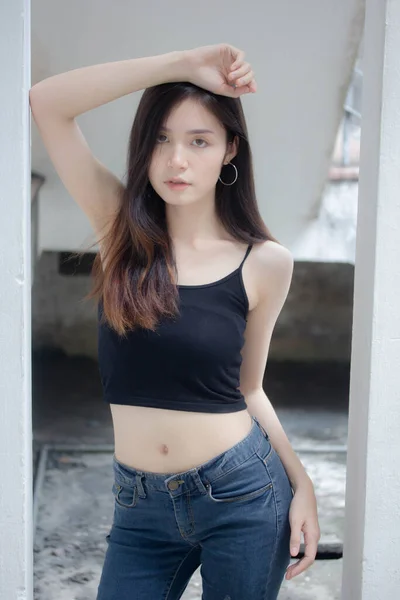 Porträtt Thai Porslin Vuxen Vacker Flicka Svart Skjorta Blå Jeans — Stockfoto