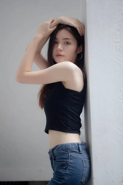 Retrato Tailandés China Adulto Hermosa Chica Negro Camisa Azul Jeans — Foto de Stock