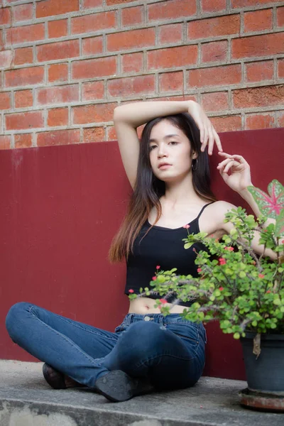 Retrato Tailandés China Adulto Hermosa Chica Negro Camisa Azul Jeans — Foto de Stock