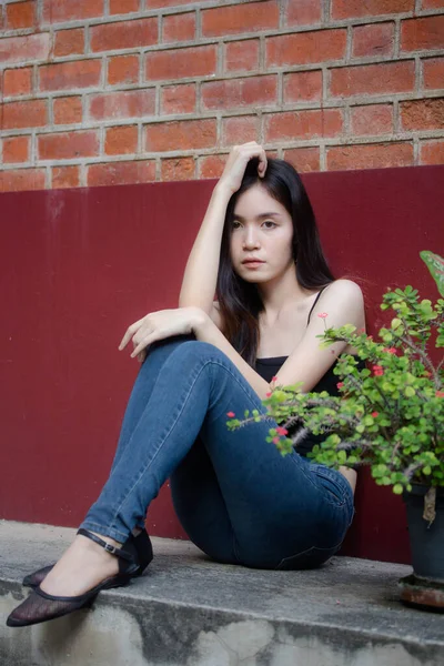 Portrét Thajského Porcelánu Dospělá Krásná Dívka Černá Košile Modré Džíny — Stock fotografie