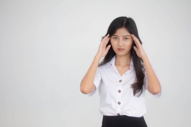 Taylandlı yetişkin öğrenci üniformasının portresi. Güzel kız. Düşün.