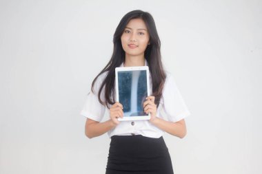 Taylandlı yetişkin öğrenci üniforması tabletini kullanan güzel bir kızın portresi..