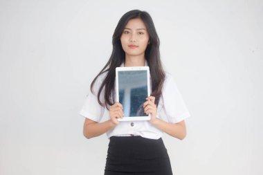 Taylandlı yetişkin öğrenci üniforması tabletini kullanan güzel bir kızın portresi..