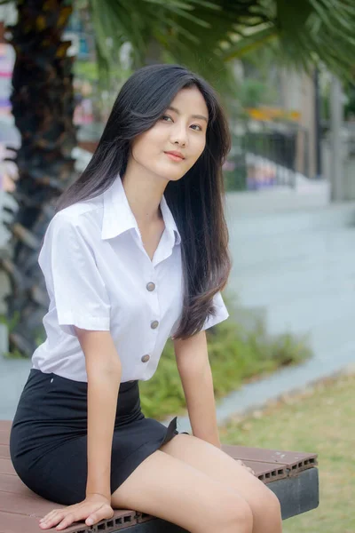 Porträt Von Thailändischen Erwachsenen Studenten Uniform Schöne Mädchen Entspannen Und — Stockfoto