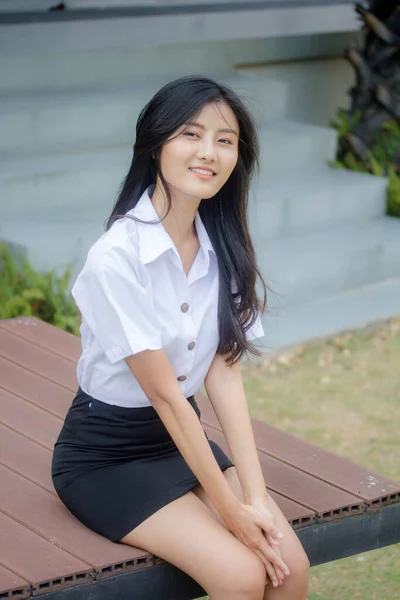 Portret Van Thai Volwassen Student Universiteit Uniform Mooi Meisje Ontspannen — Stockfoto