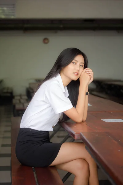 Retrato Tailandês Adulto Estudante Universidade Uniforme Bela Menina Relaxar Sorrir — Fotografia de Stock