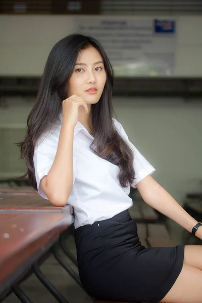 Retrato Tailandês Adulto Estudante Universidade Uniforme Bela Menina Relaxar Sorrir — Fotografia de Stock