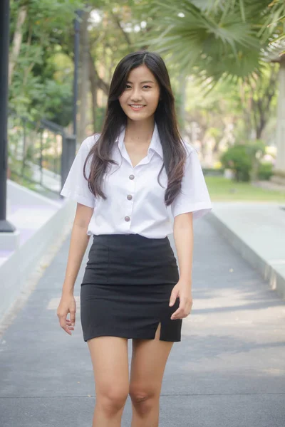 Ritratto Thai Adulto Studente Università Uniforme Bella Ragazza Rilassarsi Sorridere — Foto Stock