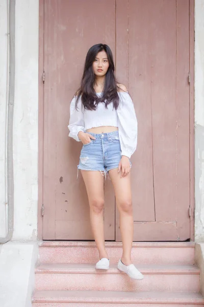 Portrét Thajské Dospělé Krásné Dívky Bílá Košile Modré Džíny Relaxovat — Stock fotografie