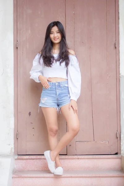 Ritratto Thai Adulto Bella Ragazza Camicia Bianca Jeans Blu Rilassarsi — Foto Stock