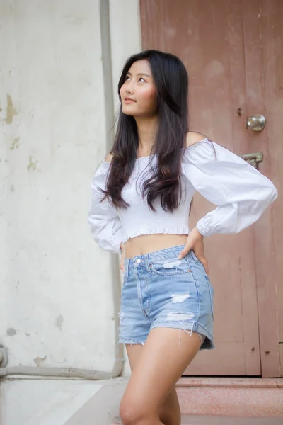 Taylandlı Yetişkin Güzel Kız Portresi Beyaz Gömlek Mavi Kot Pantolon — Stok fotoğraf