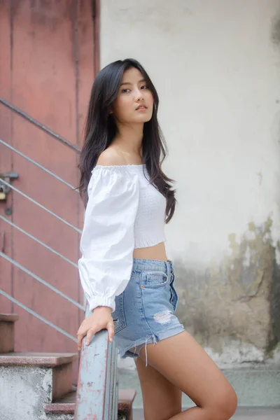 Retrato Tailandês Adulto Linda Menina Camisa Branca Jeans Azul Relaxar — Fotografia de Stock
