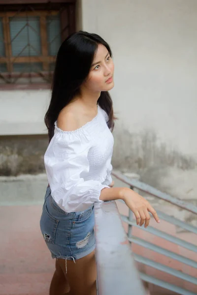 泰国人的画像美丽的泰国人白衬衫蓝牛仔裤放松微笑 — 图库照片