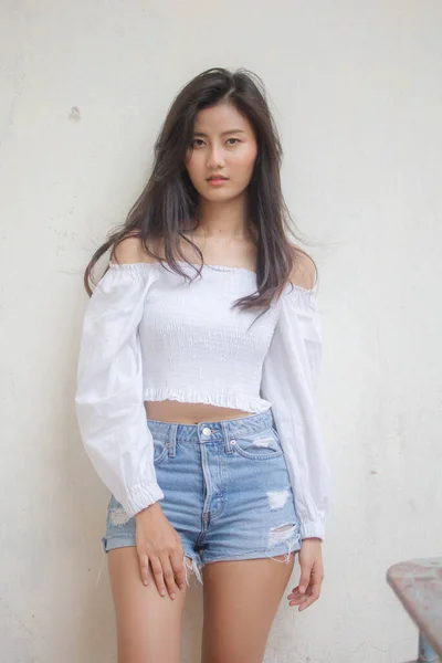 Ritratto Thai Adulto Bella Ragazza Camicia Bianca Jeans Blu Rilassarsi — Foto Stock