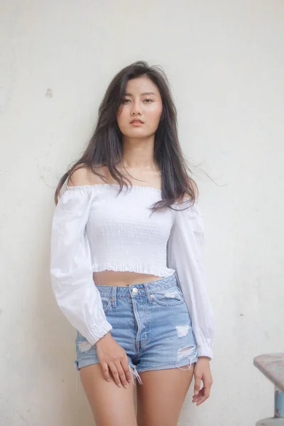 Retrato Tailandês Adulto Linda Menina Camisa Branca Jeans Azul Relaxar — Fotografia de Stock