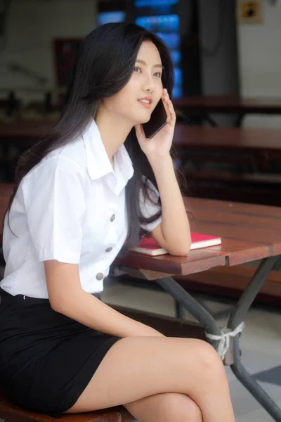 Retrato Tailandês Adulto Estudante Universidade Uniforme Bela Menina Chamando Telefone — Fotografia de Stock