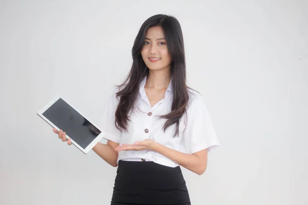 Portret Tajskiego Dorosłego Studenta Uniwersytet Mundur Piękna Dziewczyna Pomocą Tabletu — Zdjęcie stockowe