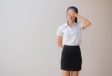 Taylandlı yetişkin öğrenci üniforması portresi. Güzel bir kız.