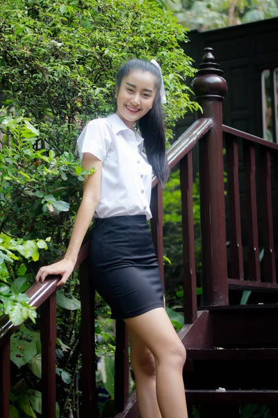 Ritratto Thai Adulto Studente Università Uniforme Bella Ragazza Rilassarsi Sorridere — Foto Stock