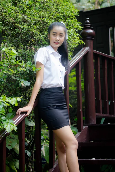 Retrato Tailandês Adulto Estudante Universidade Uniforme Bela Menina Relaxar Sorrir — Fotografia de Stock