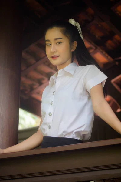 Ritratto Thai Adulto Studente Università Uniforme Bella Ragazza Rilassarsi Sorridere — Foto Stock