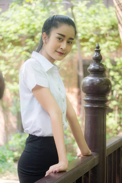 Portrait Thai Adulte Étudiant Université Uniforme Belle Fille Détendre Sourire — Photo