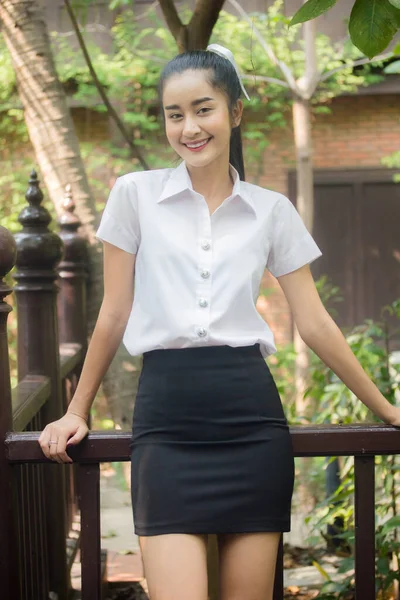 Ritratto Thai Adulto Studente Università Uniforme Bella Ragazza Rilassarsi Sorridere — Foto Stock