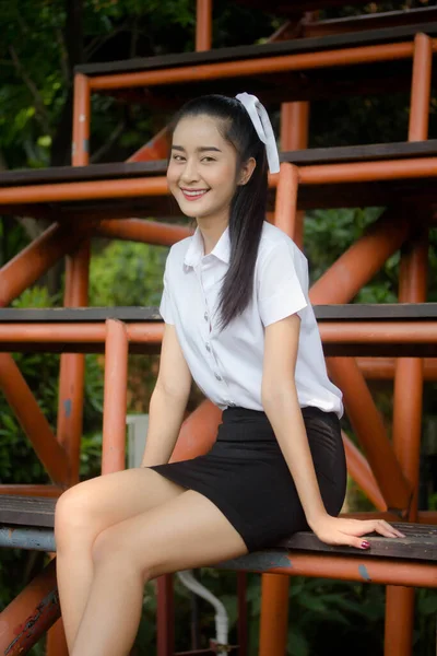 Ritratto Thai Adulto Studente Università Uniforme Bella Ragazza Rilassarsi Sorridere — Foto Stock