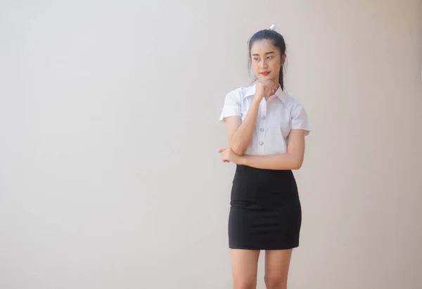 Ritratto Thai Adulto Studente Università Uniforme Bella Ragazza Rilassarsi Sorridere — Foto Stock