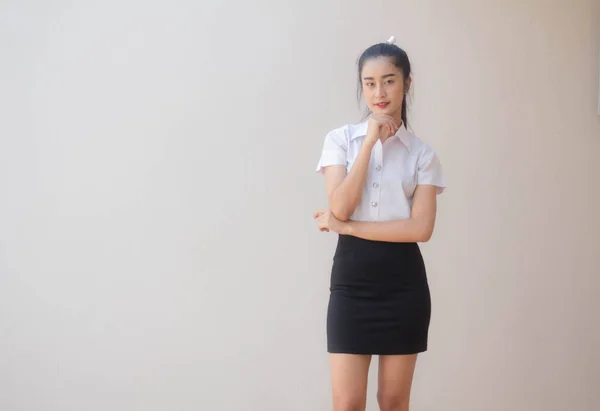 タイの女子大生の肖像 制服美少女リラックスして笑顔 — ストック写真