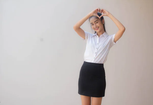 Retrato Tailandês Adulto Estudante Universidade Uniforme Bela Menina Dar Coração — Fotografia de Stock