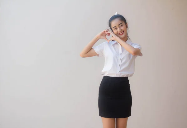 Retrato Tailandês Adulto Estudante Universidade Uniforme Bela Menina Dar Coração — Fotografia de Stock