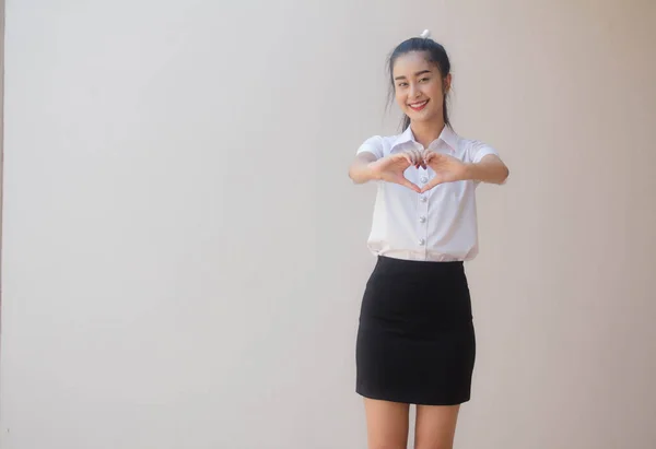 Portrét Thajské Dospělé Studentské Univerzity Uniforma Krásná Dívka Dát Srdce — Stock fotografie