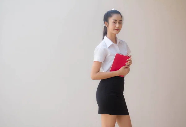 タイのポートレート大人学生大学制服美しいです女の子読みます赤本 — ストック写真