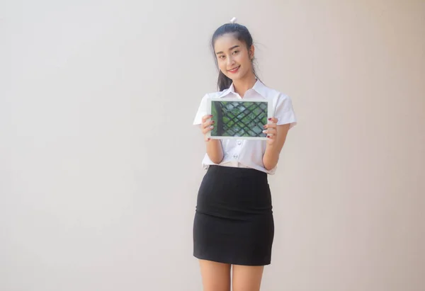 Retrato Tailandés Estudiante Adulto Universidad Uniforme Hermosa Chica Mostrar Tableta —  Fotos de Stock