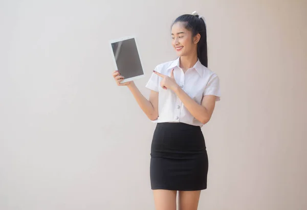 Retrato Tailandés Estudiante Adulto Universidad Uniforme Hermosa Chica Mostrar Tableta — Foto de Stock