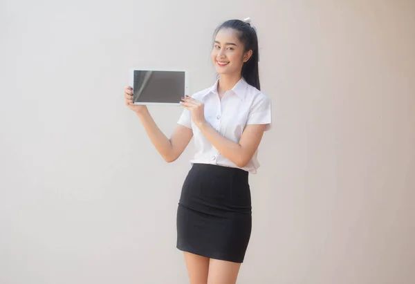 Retrato Tailandés Estudiante Adulto Universidad Uniforme Hermosa Chica Mostrar Tableta — Foto de Stock