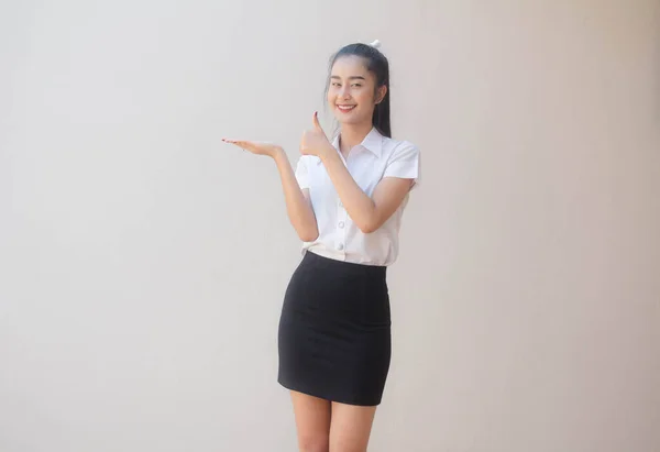 Portrét Thajské Dospělé Studentské Univerzity Uniforma Krásná Dívka Show Ruku — Stock fotografie
