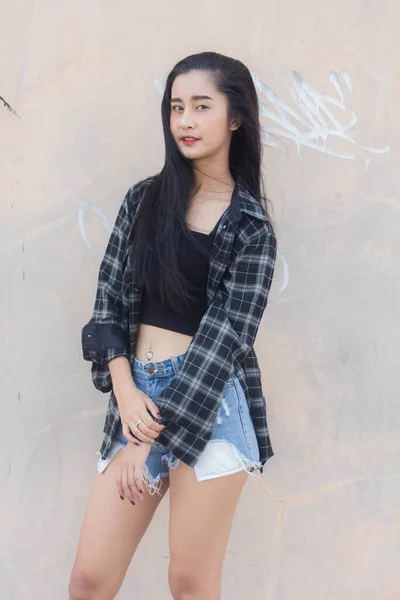 Porträtt Thai Porslin Vuxen Vacker Flicka Svart Skjorta Blå Jeans — Stockfoto