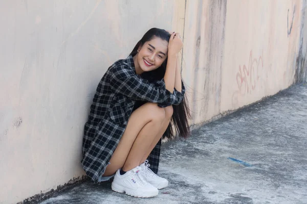 Retrato Tailandês China Adulto Linda Menina Camisa Preta Jeans Azul — Fotografia de Stock