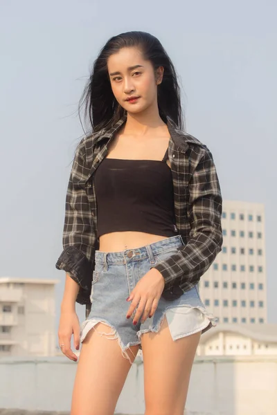 Portrait Thai Chine Adulte Belle Fille Chemise Noire Jeans Bleu — Photo