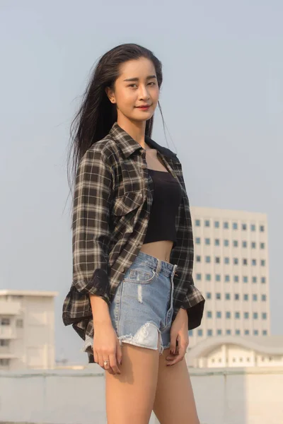 Ritratto Tailandese Porcellana Adulto Bella Ragazza Nero Camicia Blu Jeans — Foto Stock