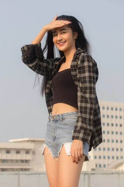 Tayland Portresi Yetişkin Güzel Kız Siyah Gömlek Mavi Kot Pantolon — Stok fotoğraf