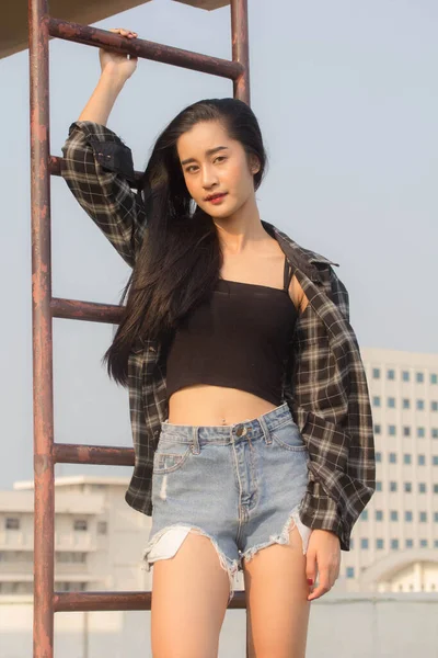 Retrato Tailandés China Adulto Hermosa Chica Negro Camisa Azul Jeans — Foto de Stock