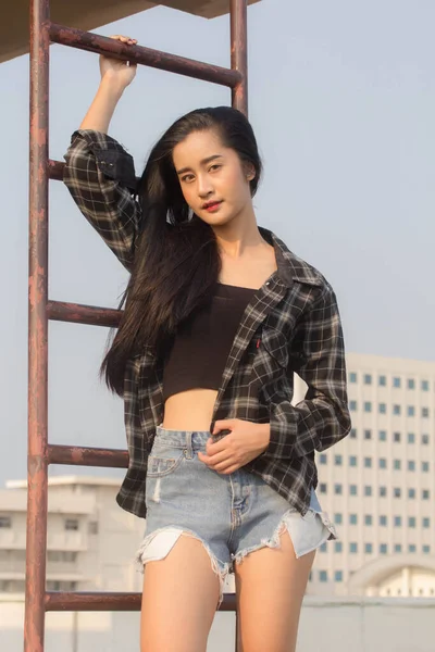 Portret Van Thai China Volwassene Mooi Meisje Zwart Shirt Blauw — Stockfoto