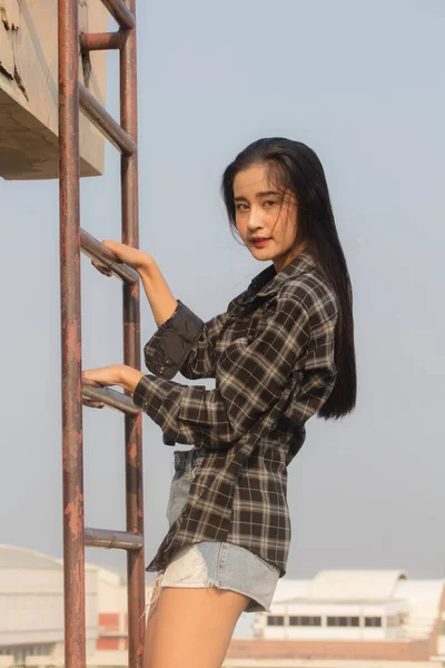 Porträtt Thai Porslin Vuxen Vacker Flicka Svart Skjorta Blå Jeans — Stockfoto